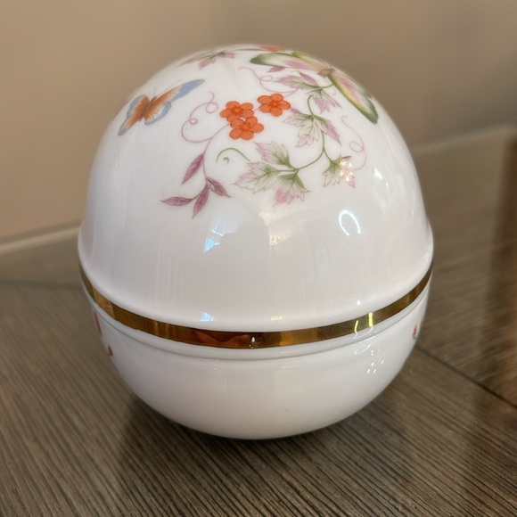 Vintage 1974 Avon Butterfly Fantasy Porcelain Treasure Egg - Trinket Box - Picture 6 of 16